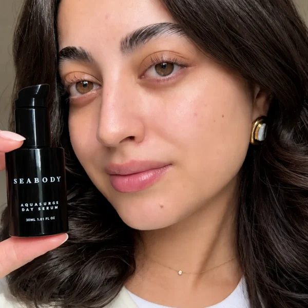 Woman holding Seabody Aquasurge Day Serum