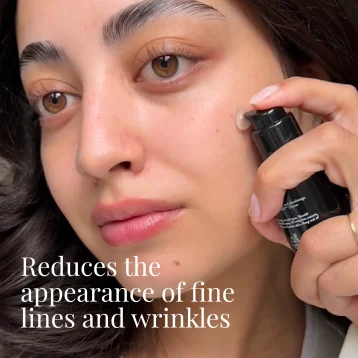 Women putting Seabody Aquasurge Day Serum on her face, reduces fine lines and wrinkles