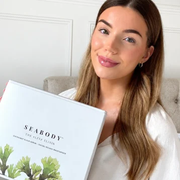 Woman holding giftset - The sleep Elixir
