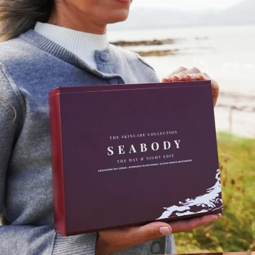 Woman holding Giftset – Day & Night Edit
