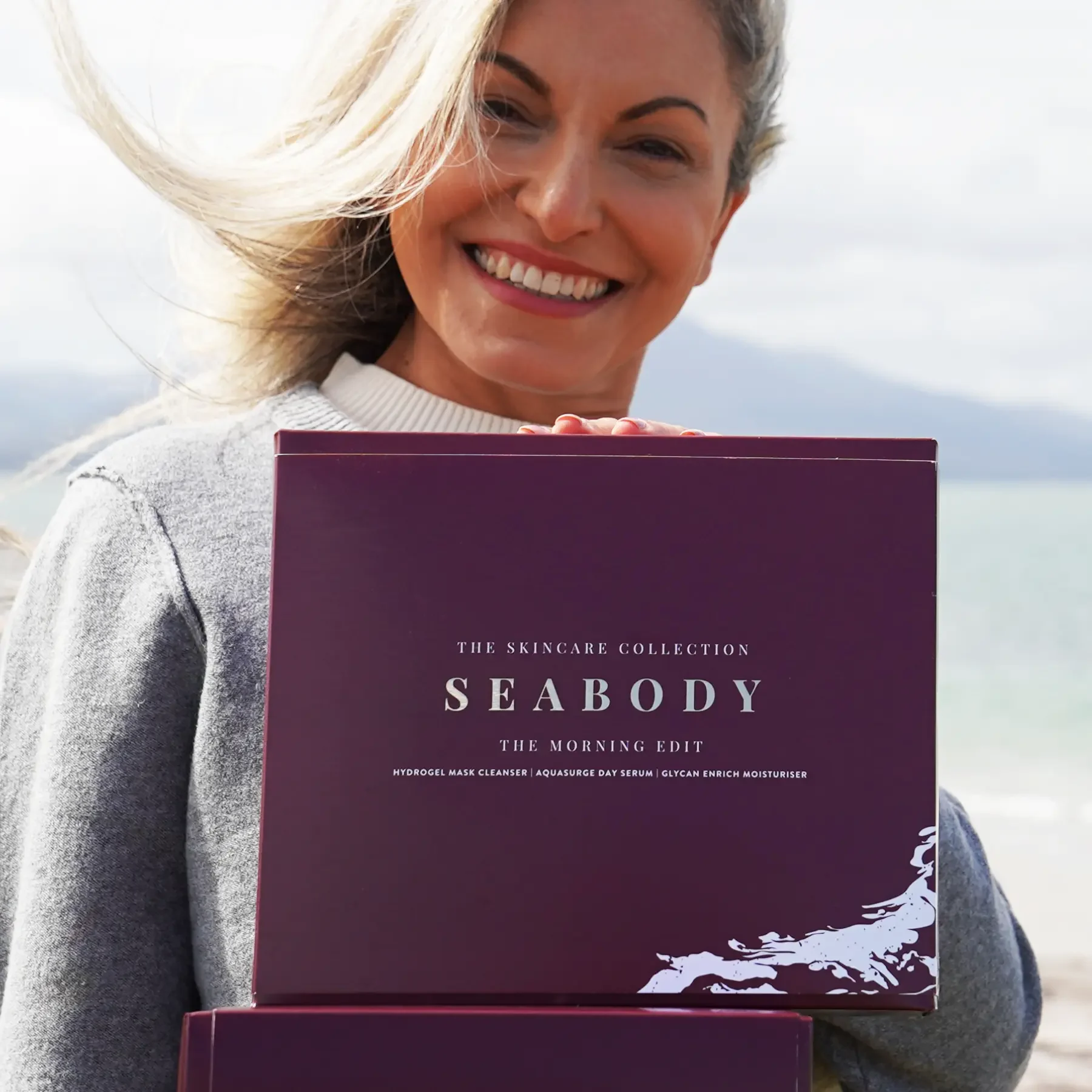 Woman holding Giftset – Morning Edit (1) Woman holding Giftset – Morning Edit (1)