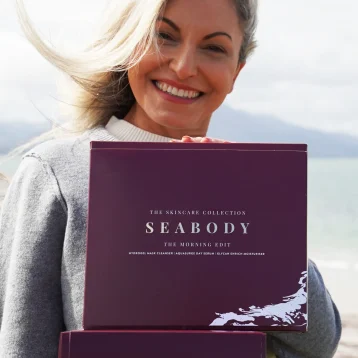 Woman holding Giftset – Morning Edit (1)