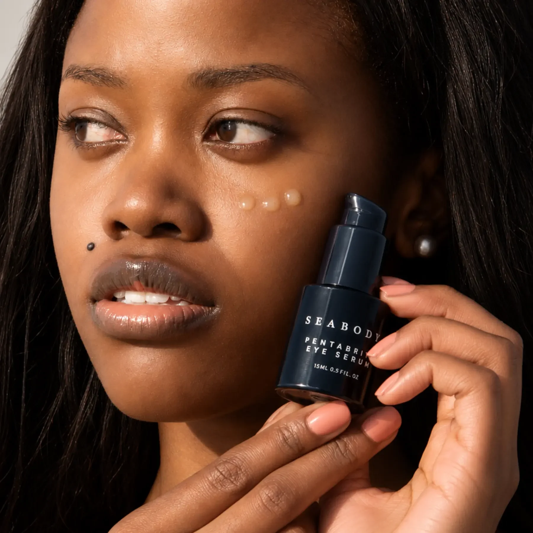 Seabody Pentabrite Eye Serum Girl holding Seabody Pentabrite Eye Serum